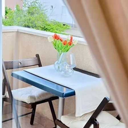 Urban Cozy Newly Renovated Apartment *