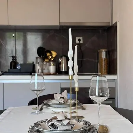 Urban Cozy Newly Renovated Apartment