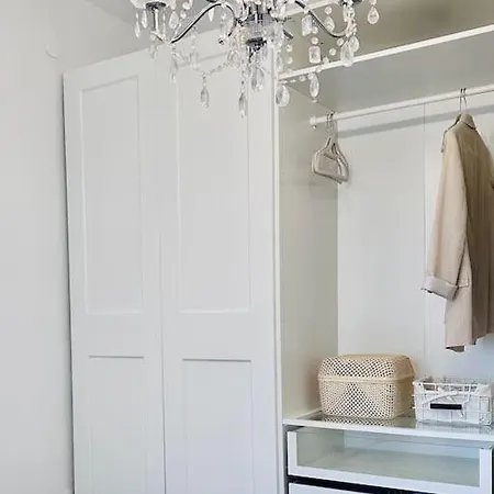 Urban Cozy Newly Renovated Apartment *